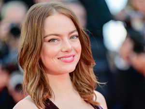 Emma Stone élete legmélyebb dekoltázsában tündököl a vörös szőnyegen
