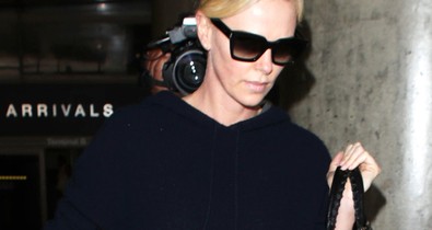 Charlize Theron egyszerű fekete szettje tökéletes