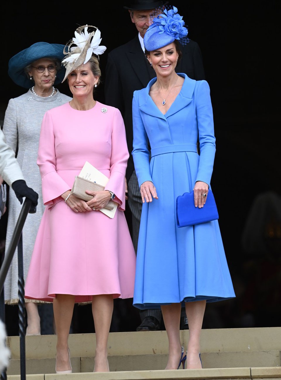 A hercegné összeállításának apró, de izgalmas trükkje a ruhánál sötétebb árnyalatú táska