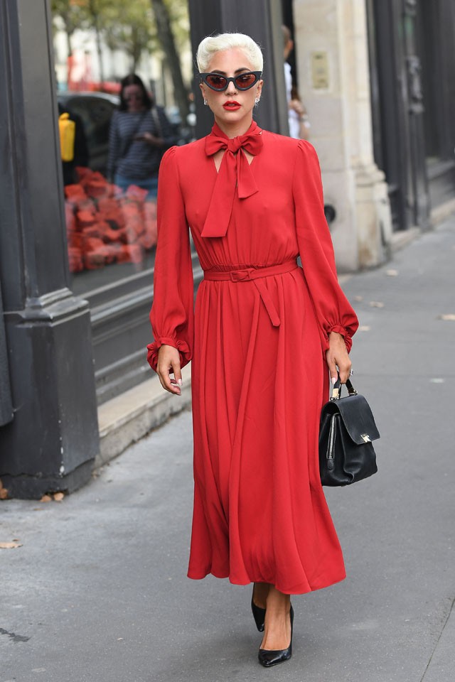 Lady Gaga piros ruha