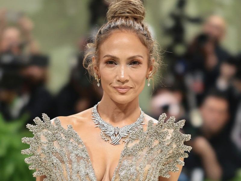 Jennifer Lopez aprócska felsőben mutatta meg kockás hasát, elképesztő formában van az 56 éves énekesnő