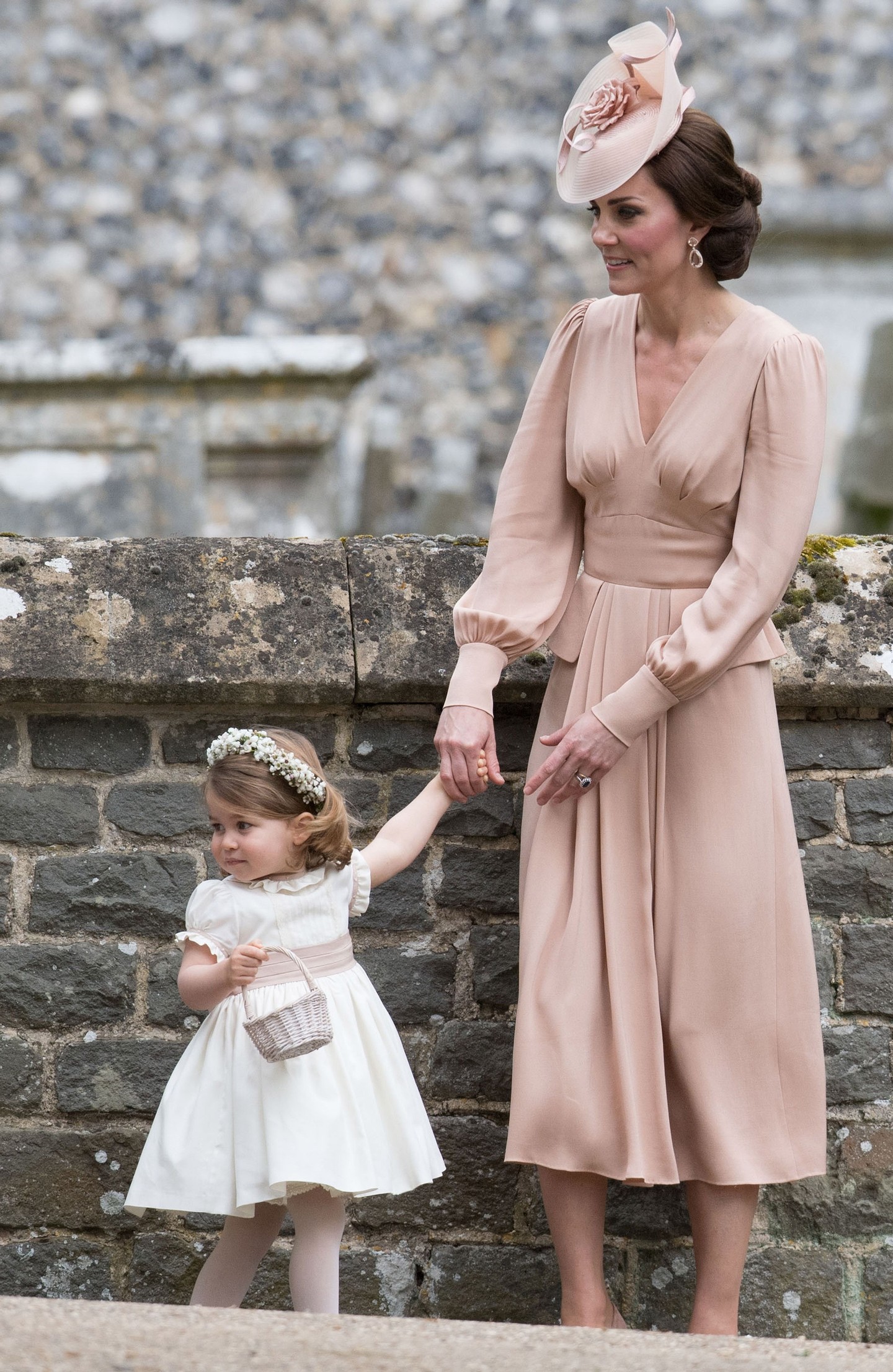 Nővére, Pippa Middleton és James Matthews 2017-es esküvőjén egy egyedi, púderrózsaszín Sarah Burton kreációban tündökölt, amit Gianvito Rossi velúr magassarkúkkal és egy rózsás Jane Taylor kalappal egészített ki.