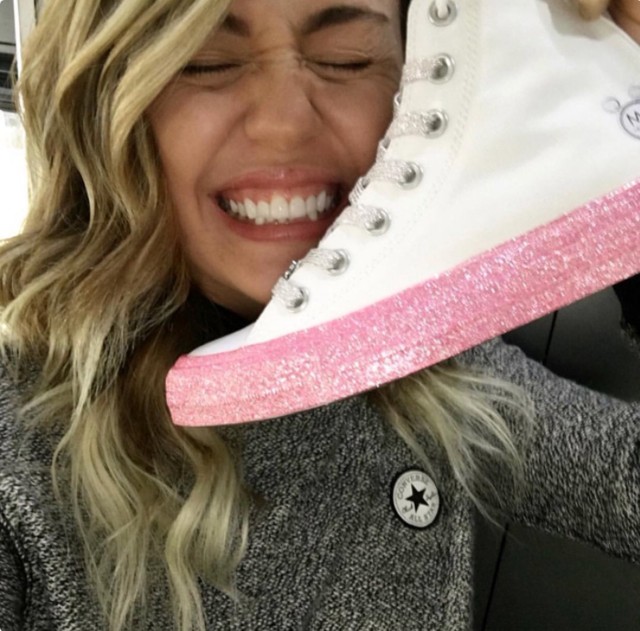 Miley Cyrus egy traktoron szórakozik a Converse új kampányában