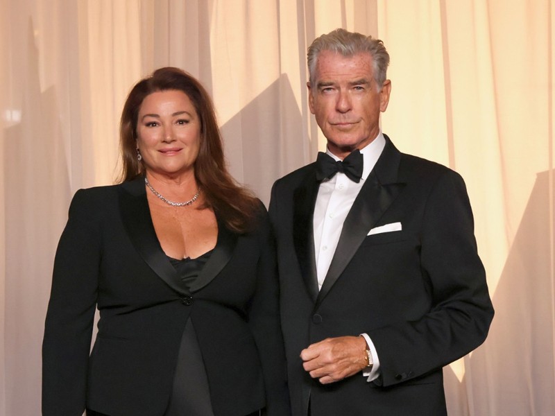 Pierce Brosnan felesége rengeteget fogyott, vörös szaténruhában mutatta meg az alakját