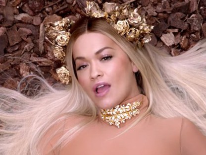 Hoppá! Rita Ora Cardi B-vel csókolózik új klipjében!