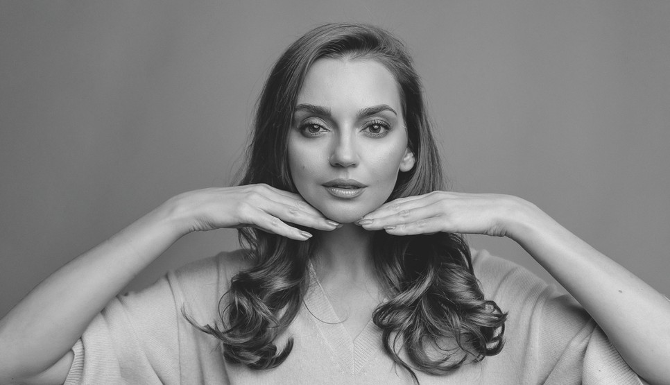 Anfisa elmagyarázza, hogyan hat a bőrödre az arcmasszázs