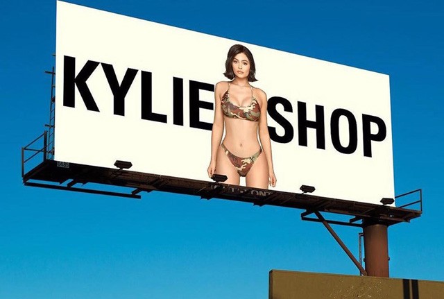 Kylie Jenner terepmintás bikinijét reklámozza
