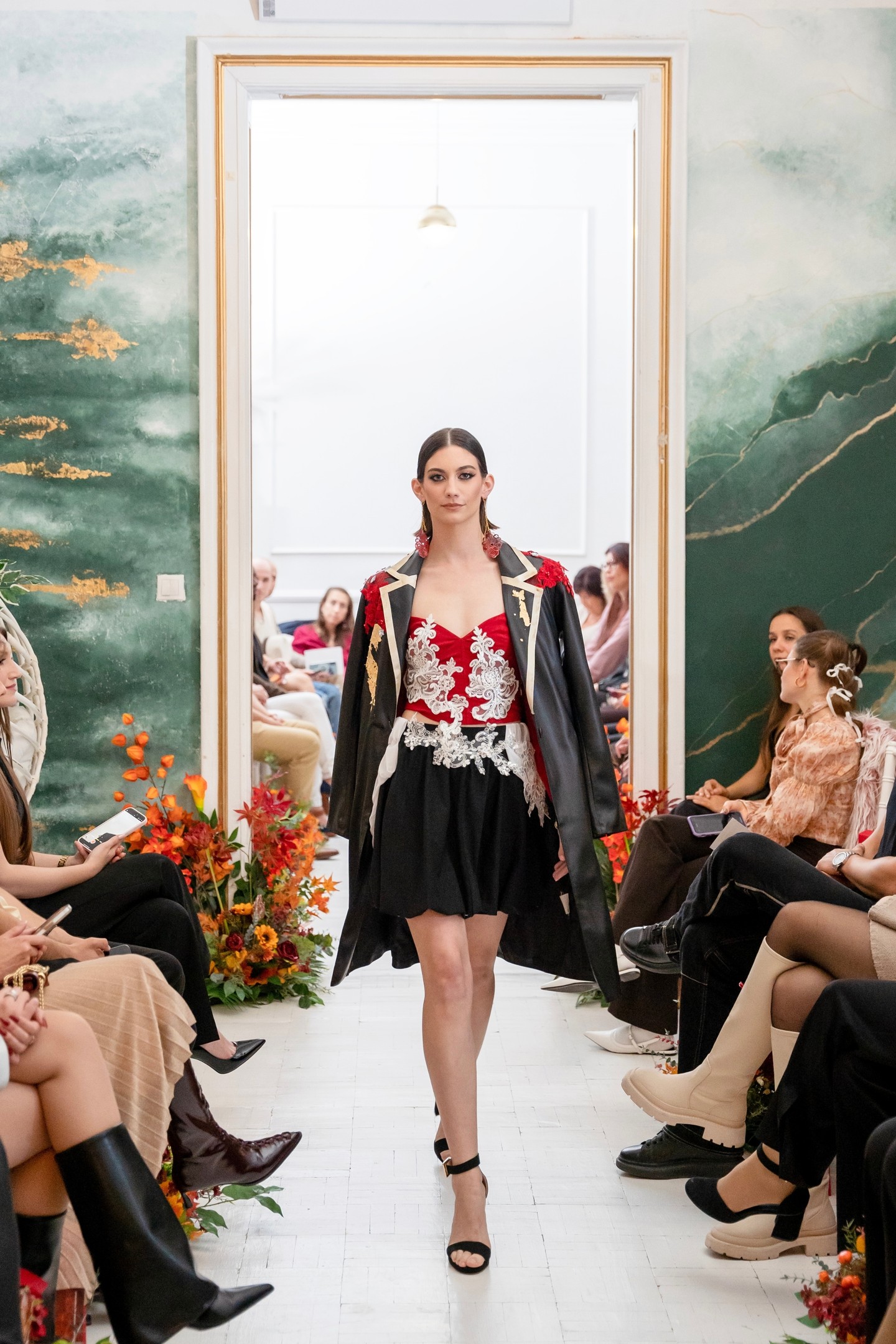 A vállon megjelenő angyalok és erőteljes vállrész-díszítések már régóta a Fannica márka védjegyei