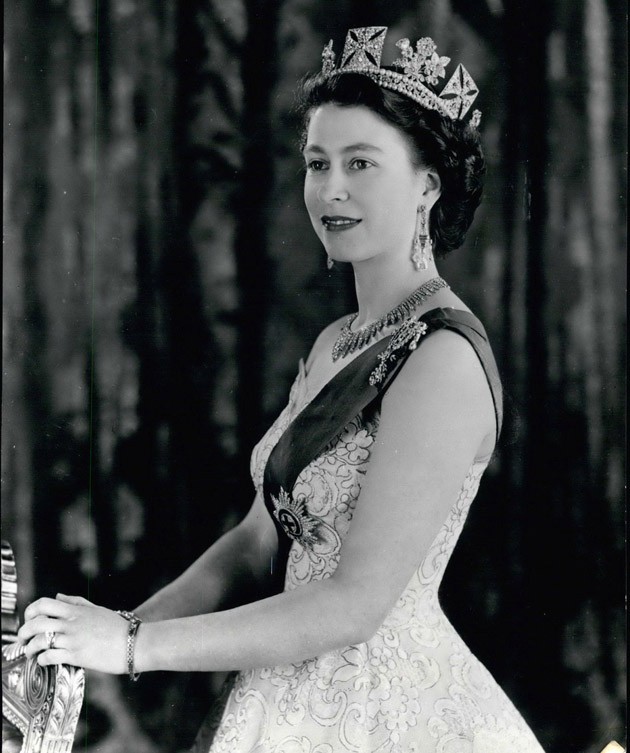  II. Erzsébet híres, később bélyegeken, pénzen is sokat használt hivatalos királynői portréja