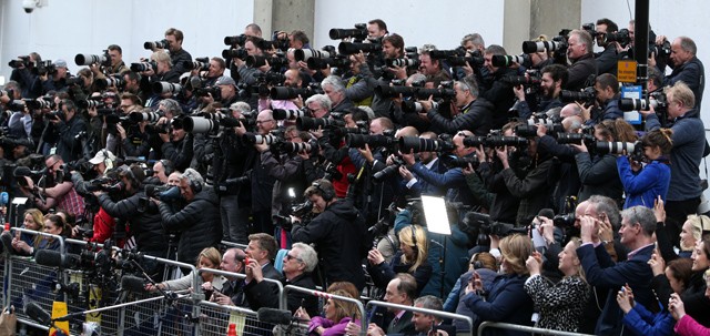 Fotósok Kate Middleton kórháza előtt