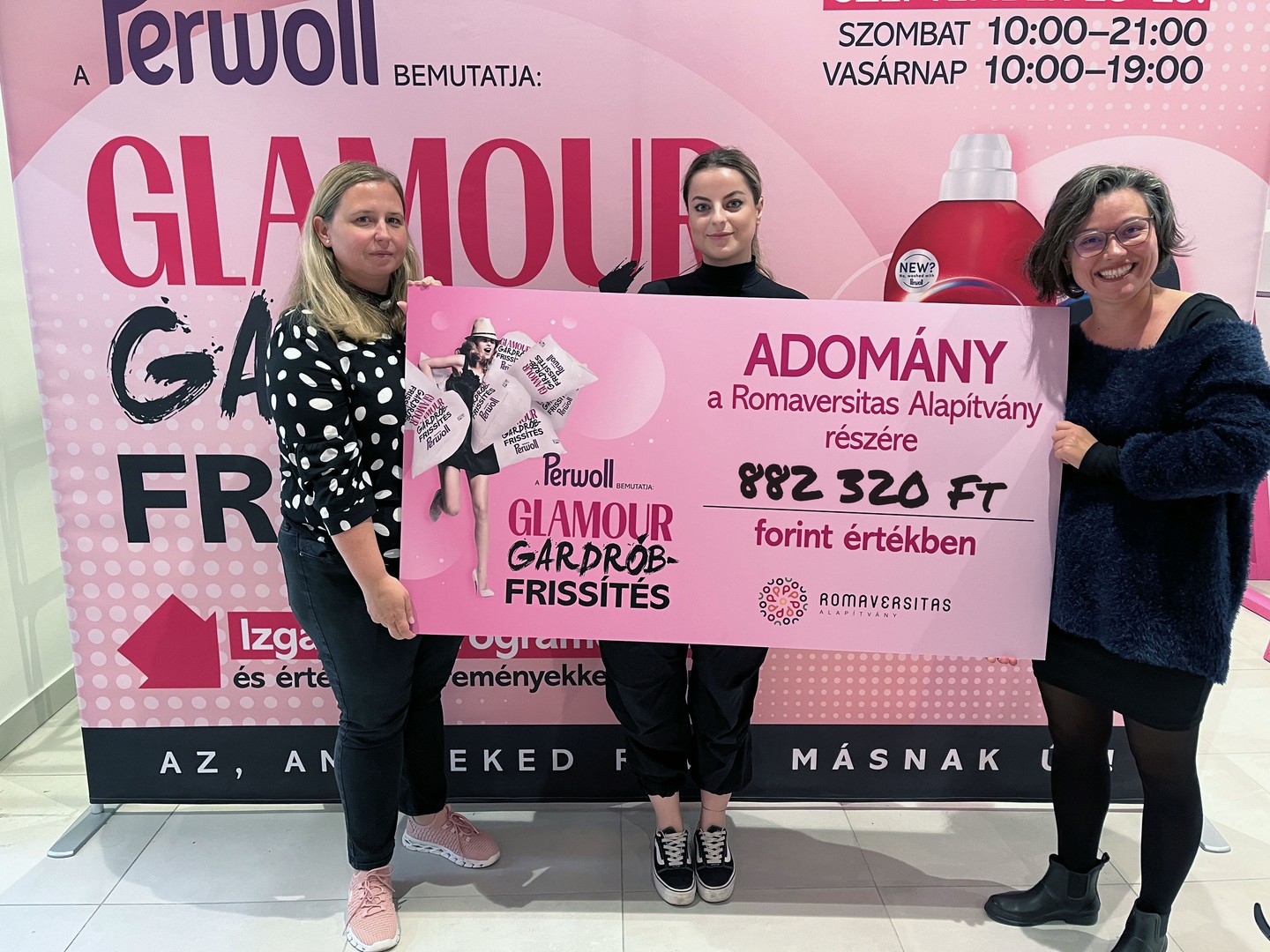 A GLAMOUR Gardróbfrissítésből befolyt adományt Trendl Fanni, a Romaversitas Alapítvány munkatársa vette át