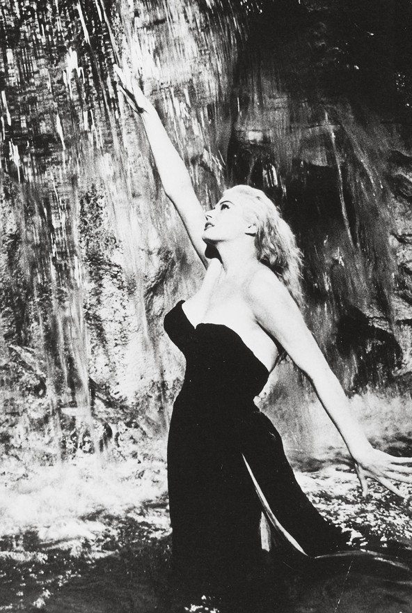 Anita Ekbergről már mindig csak az jut eszünkbe, hogy az 1960-as Édes élet című filmben annyira erotikusan gázolt bele a római Trevi-kútba, hogy az – elképesztően szexi dekoltázsával együtt – felülmúlhatatlan. 