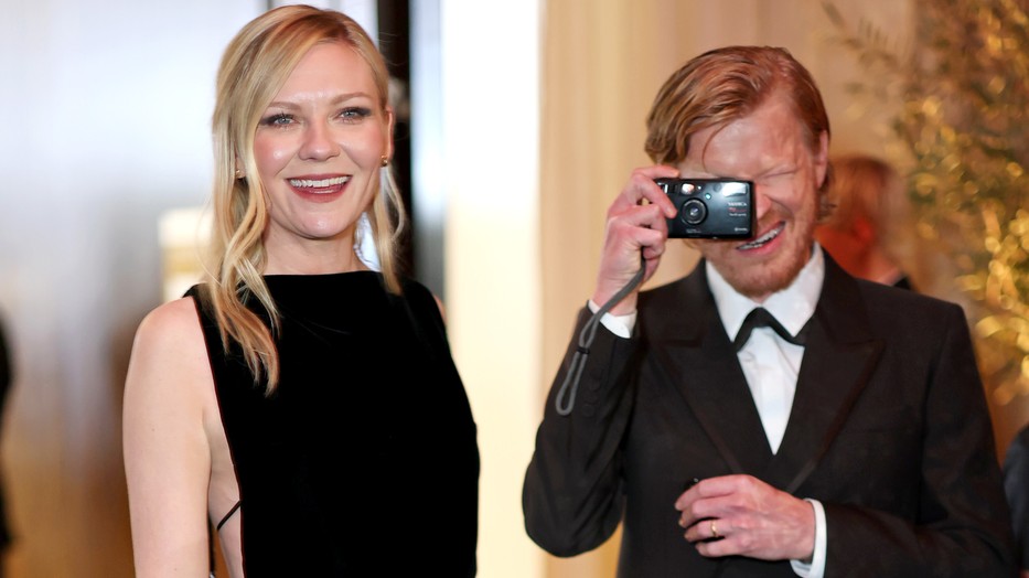 Jesse Plemons éppen megörökíti feleségét, Kristen Dunst színésznőt a 82. Golden Globe-on