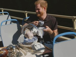 Harry herceg buszra pattant, majd elárulta Archie első szavát és A koronára is reagált