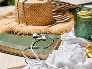 Szentesitől Vámosig: 6 zseniális magyar könyv, amit érdemes 2024-ben magaddal vinned a nyaralásra