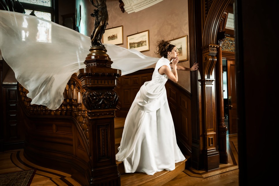 A John Singer Sargent festményei által inspirált Carnation, Lily, Lily, Rose kollekcióval Adam X újraértelmezi a nőiességet, miközben az európai couture hagyományait kortárs kanadai szemlélettel ötvözi
