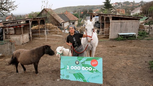 „Sírtam, annyira boldog voltam” - Fogyatékossággal élő lovasterapeuta nyerte el a kétmillió forintos ösztöndíjat
