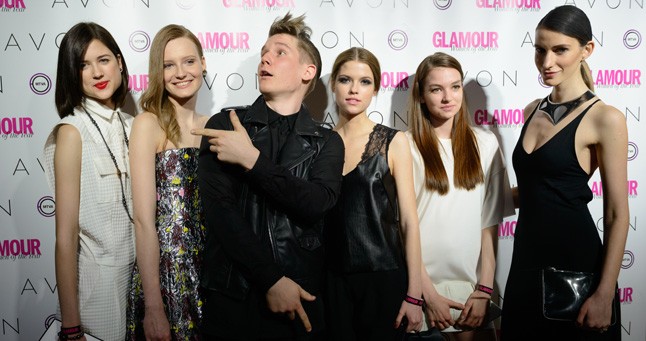 A mindig kifogástalanul elegáns Kajdi Csaba, a Visage modellügynökség vezetője, és modellje, a kacér Nagy Andy