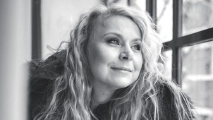 Szirtes Edina: „Mindenki választ magának egy álarcot, túlélésként”