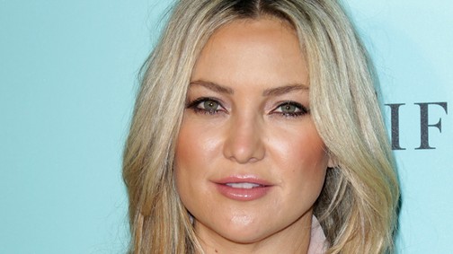 Kate Hudson szuper mély kivágású ruhában