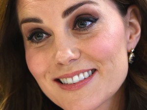 Ilyet sem láttunk még: Kate Middleton virágkoszorút viselt a hétvégi esküvőn