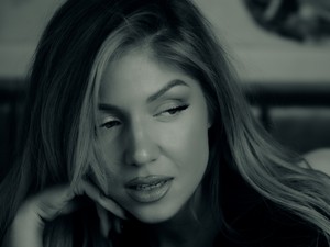 Tolvai Reni nagyon intim, nagyon érzékeny videóklippel tért vissza