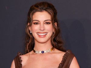 Anne Hathaway hálós meztelenfelsőben villantotta meg kerekedő pocakját, valami csodaszép kismama