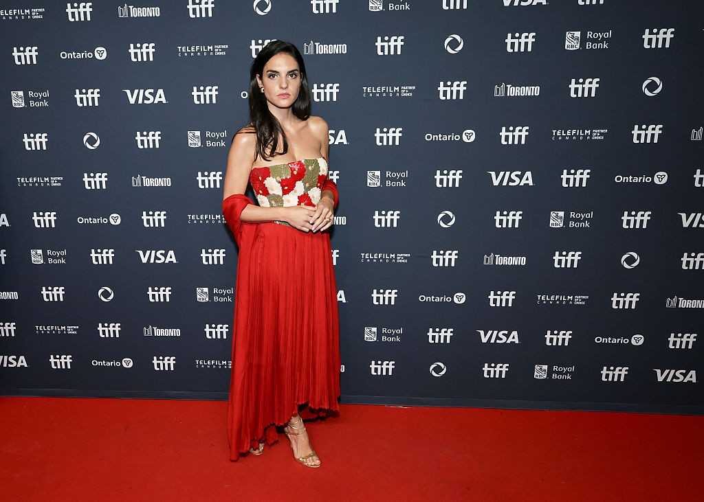 Elena Rusconi igazi mediterrán dívaként lépett a vörös szőnyegre a torontói filmfesztiválon. Vörös, aszimmetrikus szoknyájú ruhája látványosan ringott minden mozdulatánál, míg a felsőrész fehér alapon elhelyezett piros virágmintái romantikus, mégis modern hangulatot kölcsönöztek az összeállításnak.