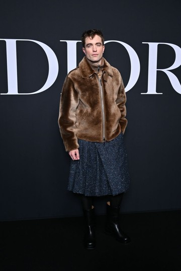 Robert Pattinson a Dior párizsi bemutatóján ellopta a show-t a kék tweed skortjában.