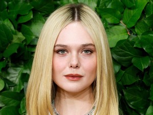 Elle Fanning a világ legmélyebb dekoltázsában ragyogta be a Critics Choice Awards vörös szőnyegét