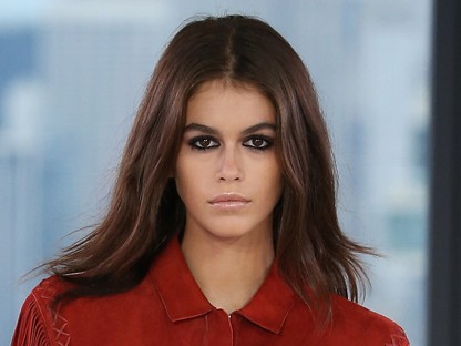 Latexnaci blézerrel? Kaia Gerber bemutatta, hogy mennyire vagány ez az összeállítás!