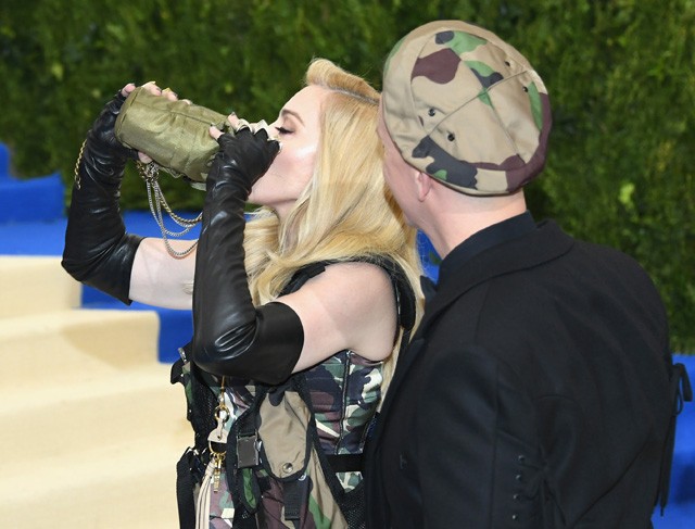 Madonna iszogat a vörös szőnyegen