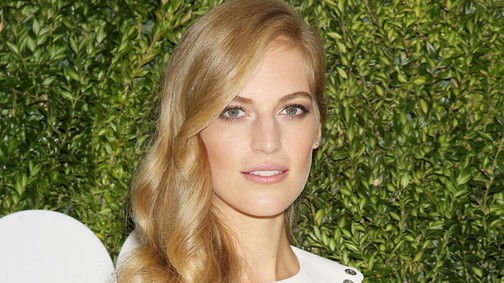 Sztárokkal vonult a vörös szőnyegre a magyar modell, és megint bámulatosan szép volt