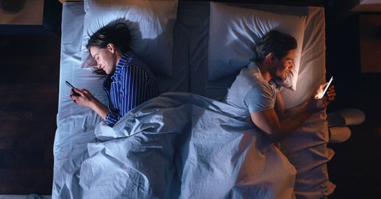 A házasságot is tönkreteheti, ha rendszeresen ezt teszitek elalvás előtt