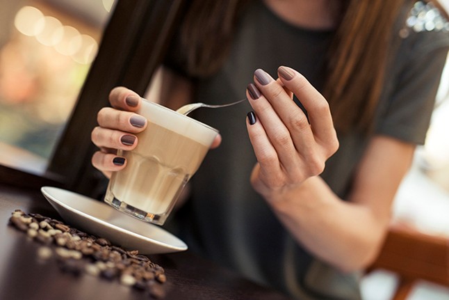 Őszi körömtrendek: a piros mellett hódít a nude és a púderkék
