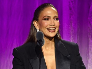 Jennifer Lopez mélyen dekoltált, tűzpiros ruhában hódít, óriási feltűnést keltett a vörös szőnyegen