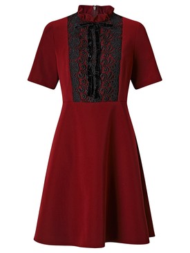 Hímzett kisruha: Igazi jókislányos darab, mégis nagyon érzéki a mélybordó színével és a különleges csipkerátéttel. F&F 8590 Ft