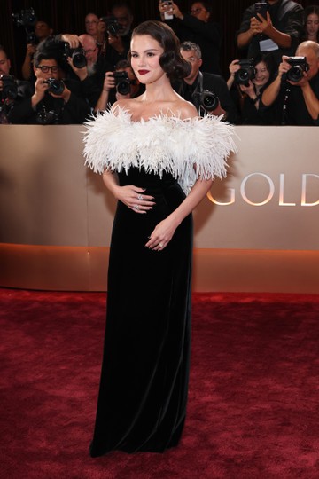 Ha valaki adhatna különórát kisugárzásból, kedvességből és bűbájból, az egészen biztosan Selena Gomez, akinek 2025 igazi jutalomjáték volt, és úgy tűnik, ez az energia tovább uralja majd számára 2026-ot is. Matthieu Blazy által tervezett Chanel ruhája igazi Old Hollywood életérzés, amivel tökéletesen rímelt a színésznő frizurája és sminkje is.