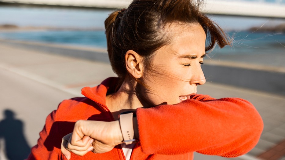 A tüsszentés elfojtása mellett még négy olyan szokást mutatunk, amelyektől jobb megszabadulni
