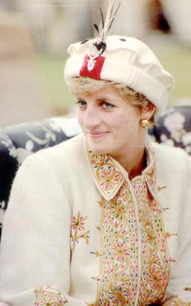 28 évvel ezelőtt Diana hercegné ugyanazt viselte, mint ma Katalin és Vilmos