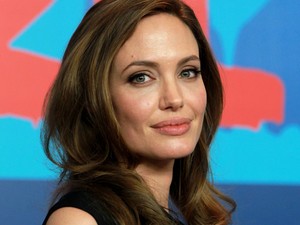 Fúj!! Angelina Jolie és gyermekei skorpiókat, tücsköket és tarantulákat falatoznak!