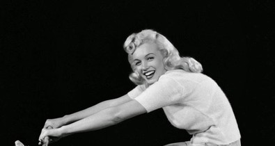 Sose láttad még: így jógázott Marilyn Monroe