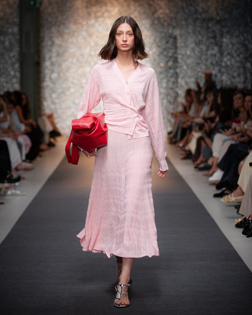 A kollekció a könnyed anyagokat és a pasztell színeket helyezi előtérbe