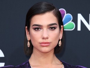 Dua Lipa alaposan bemutatta a dekoltázsát