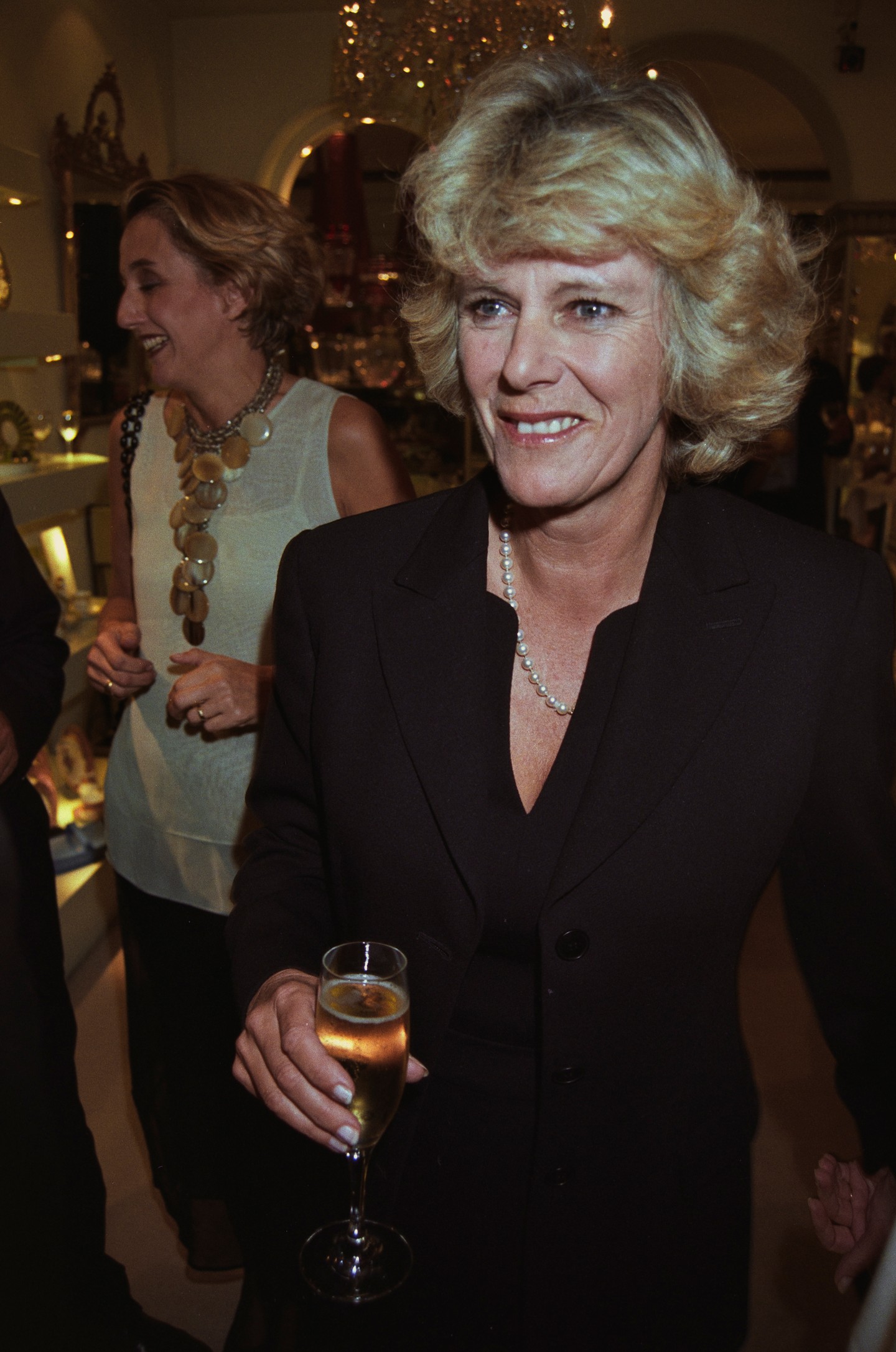 Egy másik fotó 1998-ból. Kamilla királyné egy olyan fekete szettet viselt egy pezsgőpartin, amellyel sem akkor, sem ma nem lehet mellélőni.