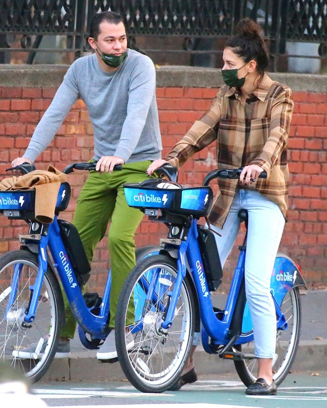 A kockás ing olyan kulcsdarab, ami minden szezonban tökéletes: így viseli Katie Holmes