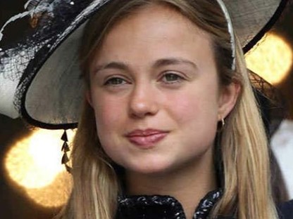 Botrány: Vilmos és Harry herceg unokatestvére pucér kebleit mutogatja a strandon 