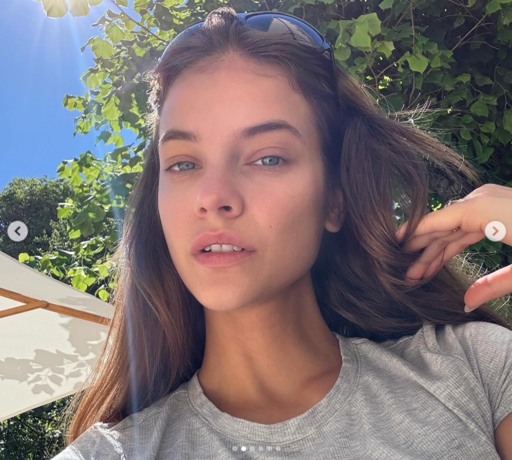 A modell smink nélküli szelfit osztott meg az Instagram-oldalán