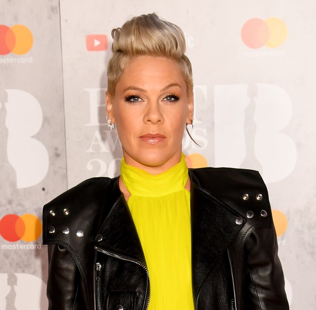 Úristen! Kigyulladt Pink csapatának a repülőgépe leszálláskor