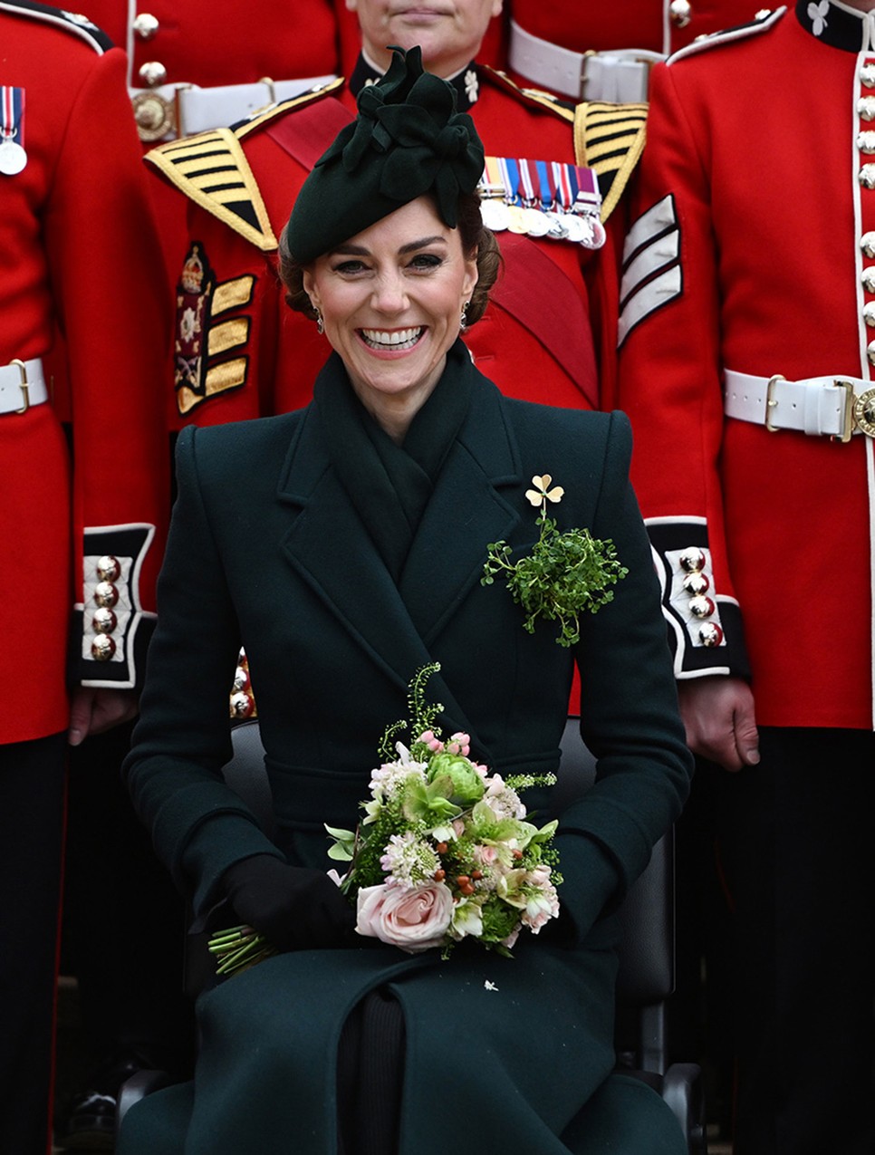 Katalin hercegné a Szent Patrik napja alkalmából megrendezett parádén egy sötétzöld, válltöméses kabátot viselt